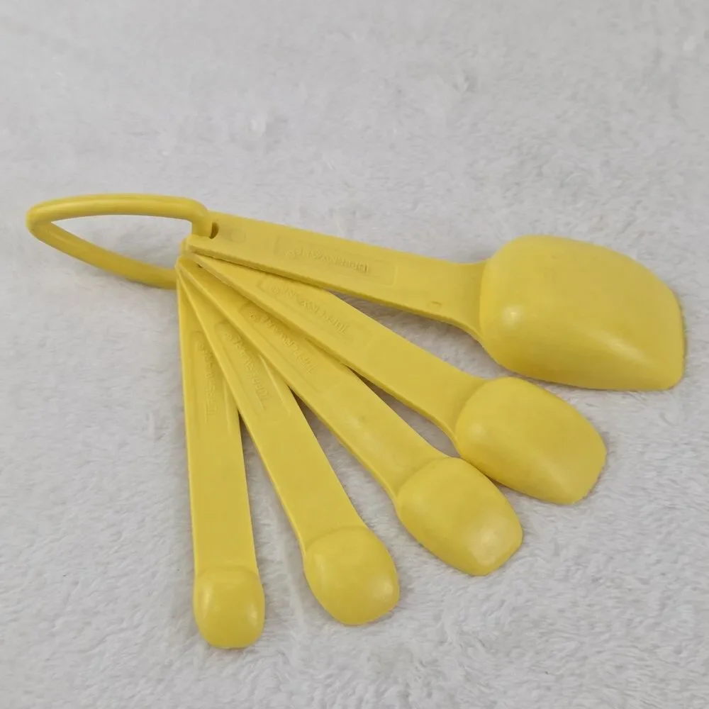 Tupperware Set of 5 Nesting Measuring Spoons Yellow with D-Ring Vintage